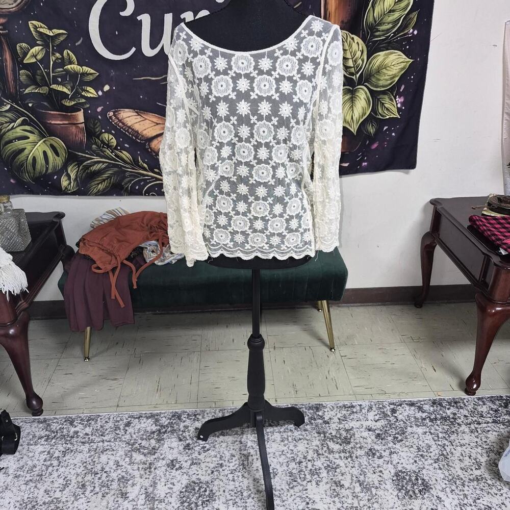 White lace long sleeve blouse